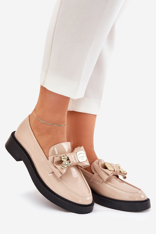 Mokasyny Damskie Lakierowane Kokardka i Ozdobna Broszka Beżowe Leandriel
