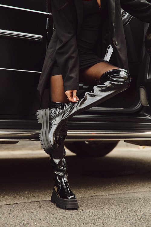 Glossy Knee High Boots On A Chunky Platform Black Ravela
