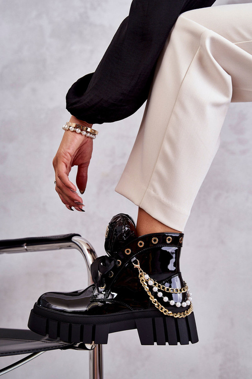 Lacquered Warm Boots With Chain Black Karoline
