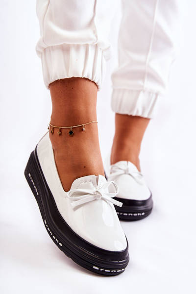 Mokasyny Damskie Lakierowane Obcas Koturn Białe Frilly