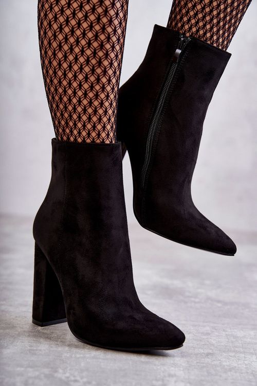 Elegant Suede Boots On a post black Ettany