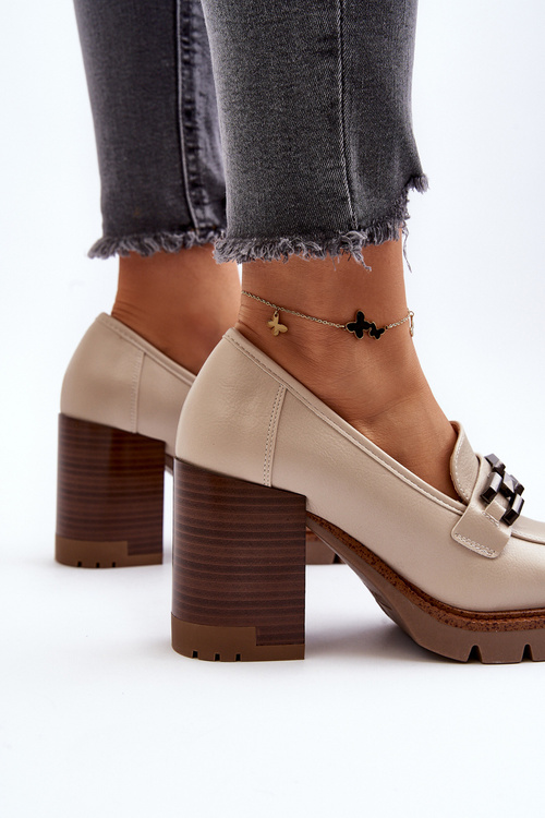Pumps on a chunky heel with beige Oradna decoration