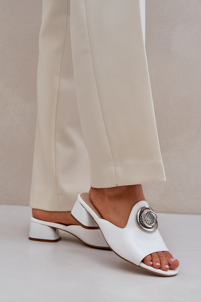 Klapki Damskie Eleganckie Niski Obcas Ozdoba Białe Feledis