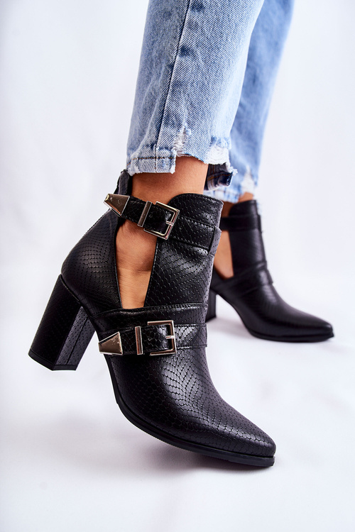 Fashionable boots on a post with cutouts black Suelo