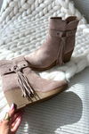 Insulated women's ankle boots with platform and fringes beige Olivarae