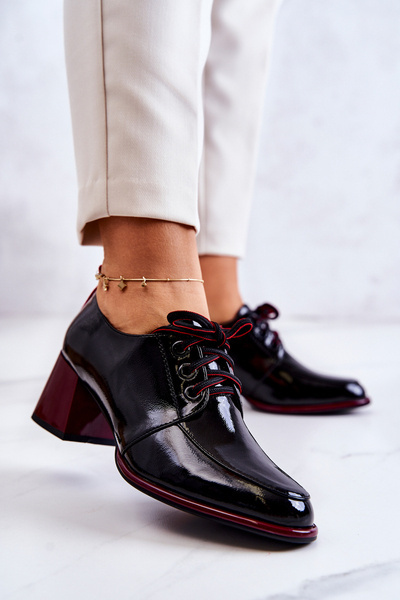 Lacquered, tied shoes on a post black and red Esmera