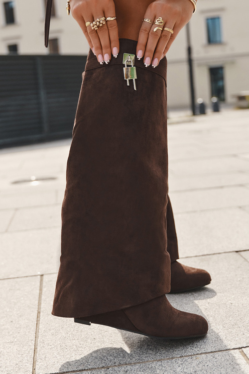 Damskie Kozaki Na Koturnie Pasek I Srebrny Detal Czekoladowe Korivelle