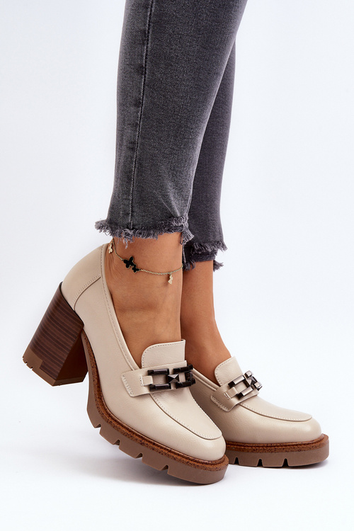 Pumps on a chunky heel with beige Oradna decoration