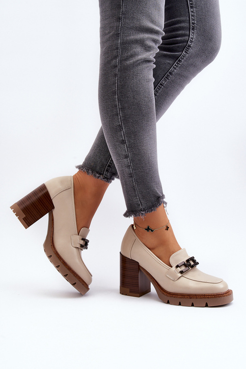Pumps on a chunky heel with beige Oradna decoration