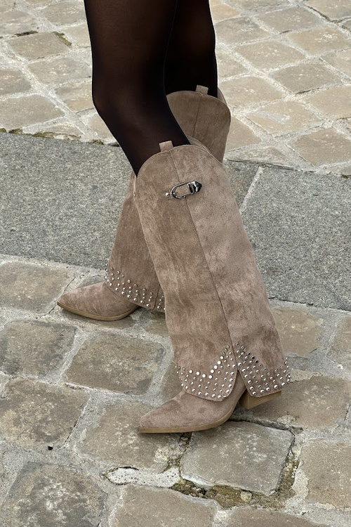 Botki Z Dżetami I Wywiniętą Cholewką Na Słupku Ciemnobeżowe Iveliri