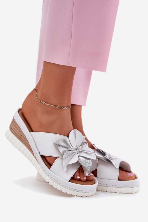 Damskie Klapki Skóra Naturalna Koturn Ozdoby Kwiatek Biało-Srebrne Artiker 54C0538