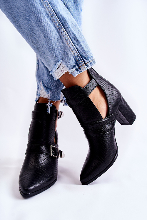 Fashionable boots on a post with cutouts black Suelo