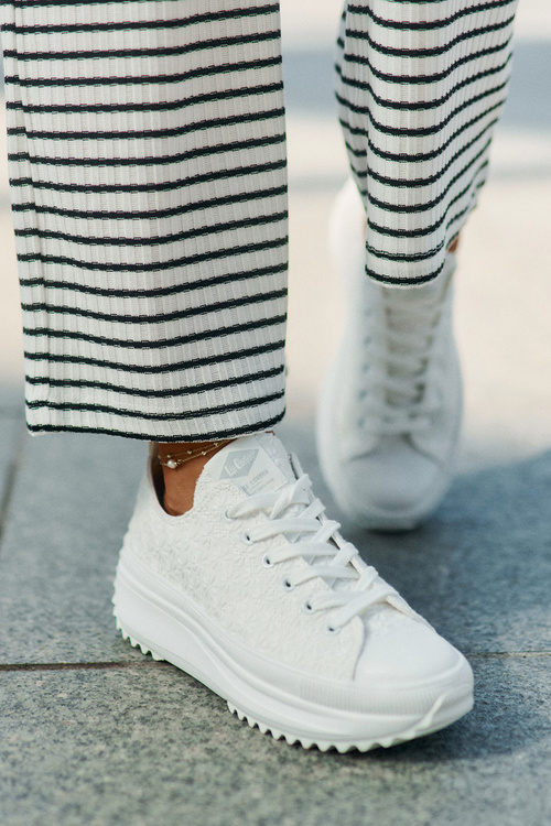 Women's Sneakers With Embroidery On Platform Lee Cooper LCW-25-31-3465L White