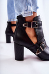 Fashionable boots on a post with cutouts black Suelo
