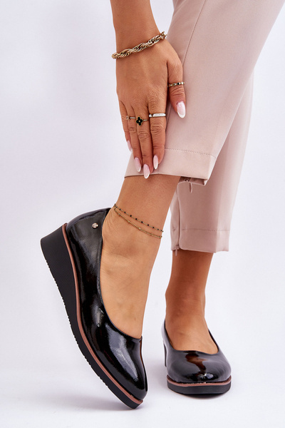 Classic Patent Wedge Pumps Beige Paola