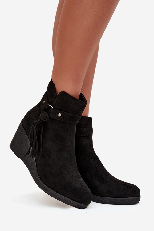 Insulated women's ankle boots with wedge with fringes Black Olivarae