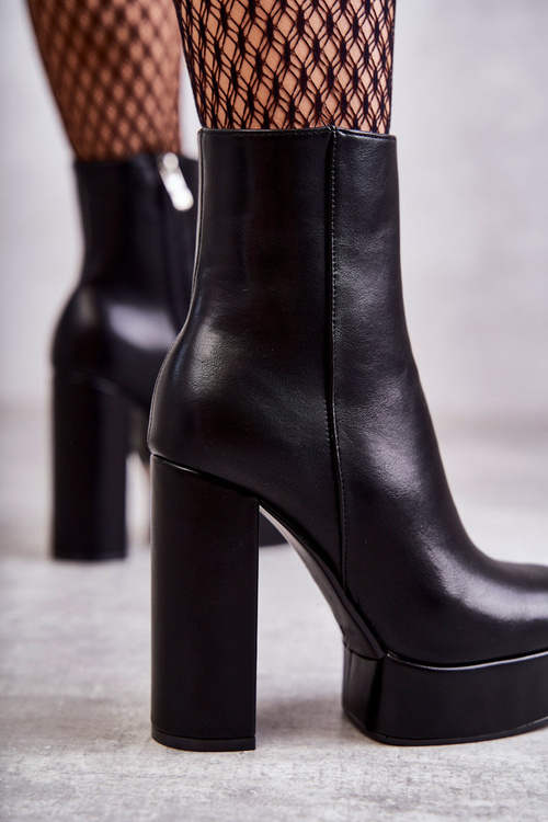 Smooth Leather Booties On A Bar Black Kaysa