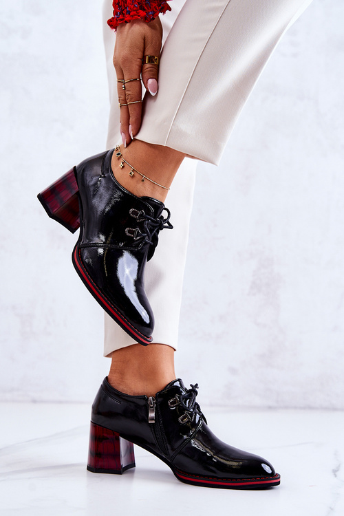 Lacquered shoes with a zipper in black and red Laurosa