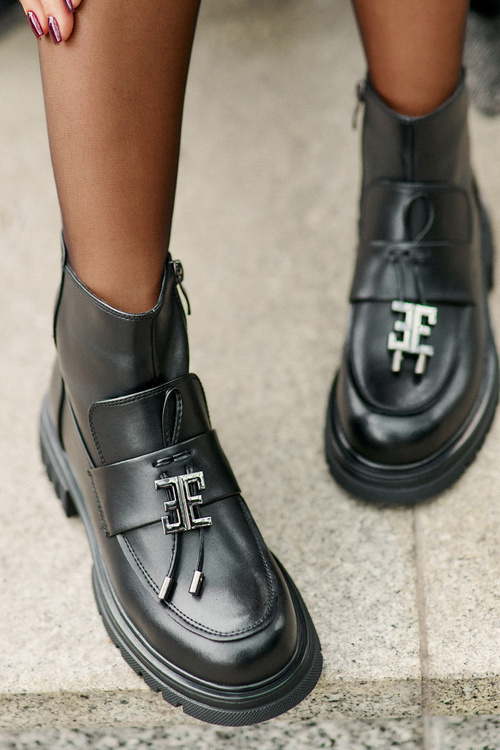 Leather Ankle Boots With Flat Heel And Decoration Insulated Black Asperra