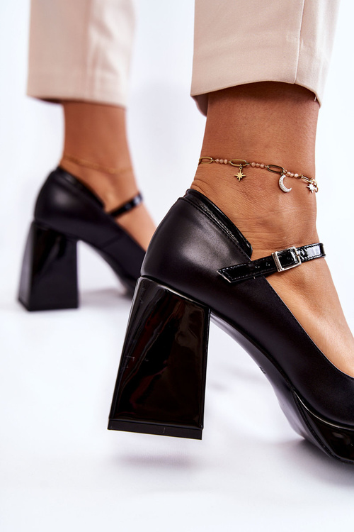 Leather Pumps On a massive heel Black Tina