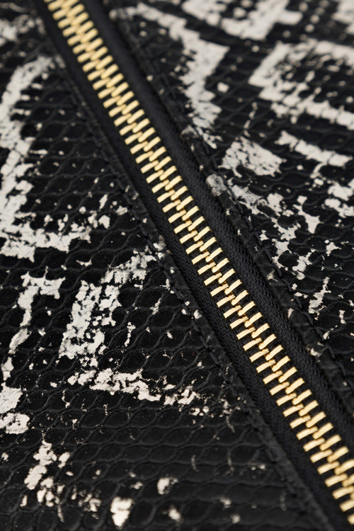 Torebka Listonoszka Wężowy Wzór Czarno-Złota NOBO N1330-CM23