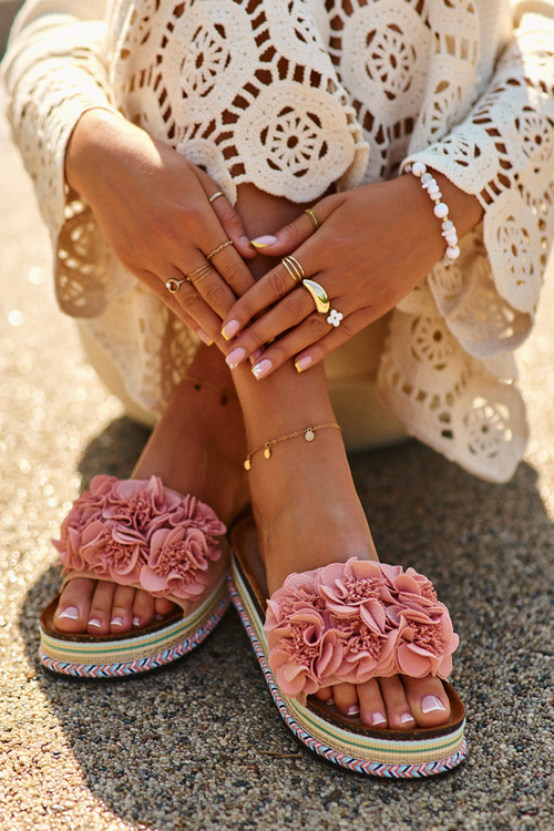 Klapki Na Platformie Ozdobione Kwiatkami Damskie Różowe Nodina