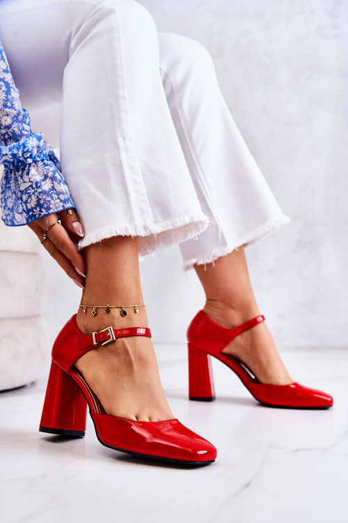 Fashionable Lacquered Pumps On A Bar Red Maoris