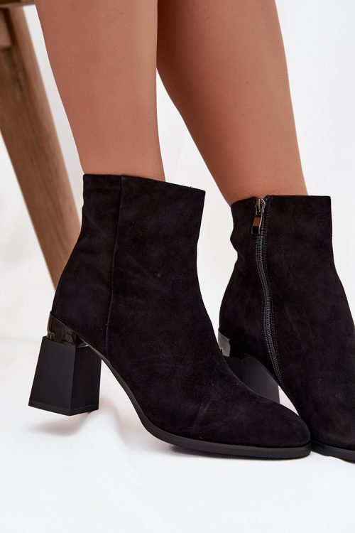 Women's Boots Made of Natural Suede on Heel with Lining D&A CR52-718 Black
