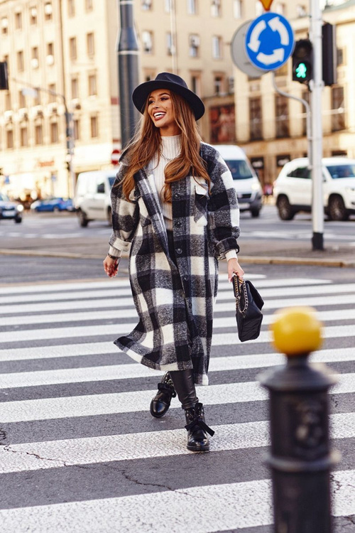 Insulated Boots With Metal Pearls And A Ribbon Black Perla