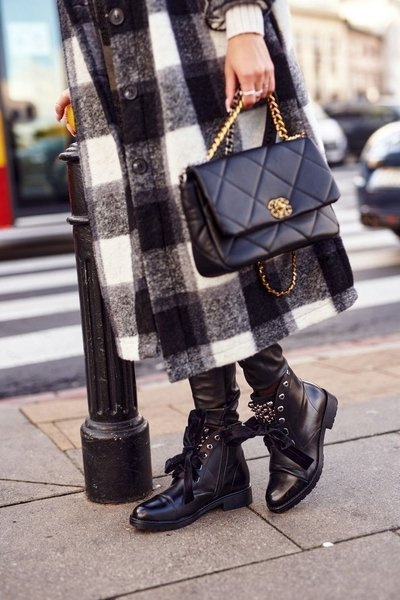 Insulated Boots With Metal Pearls And A Ribbon Black Perla