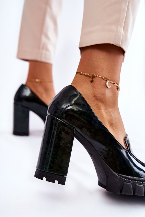 Fashionable Lacquered Pumps On A Massive Platform Green Margott