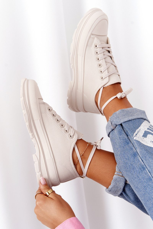 Sneakers On A Chunky Sole Beige Travel Time