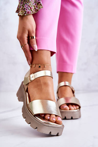 Sandały Skóra Sprzączka Płaski Obcas Złote Sovie