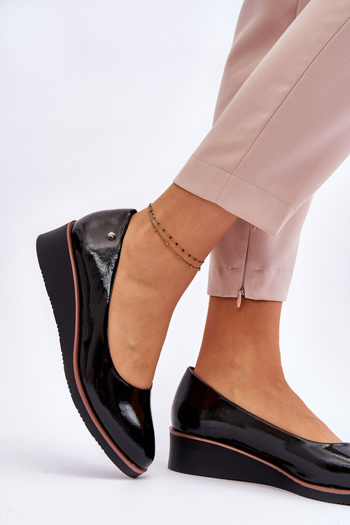 Classic Patent Wedge Pumps Beige Paola