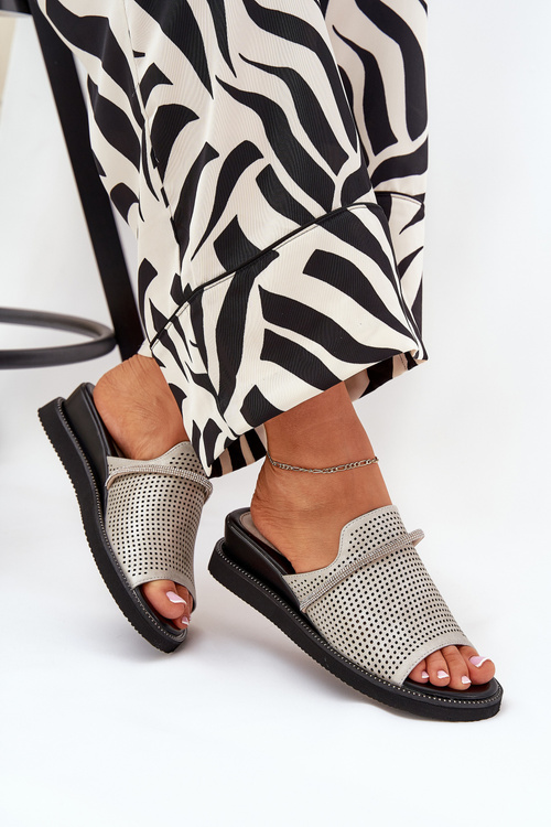 Damskie Klapki Eko Skórzane Z Ozdobnym Błyszczącym Paskiem Na Koturnie Srebrne Teriwes