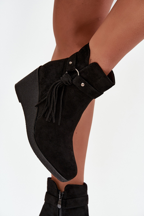 Insulated women's ankle boots with wedge with fringes Black Olivarae