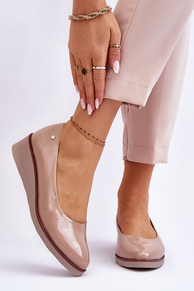 Classic Patent Wedge Pumps Beige Paola