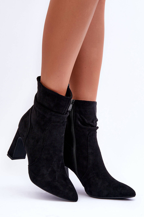 Suede Heels on a Stiletto Heel Black Mellamene