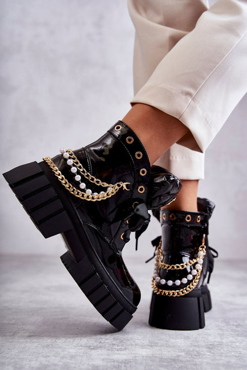 Lacquered Warm Boots With Chain Black Karoline