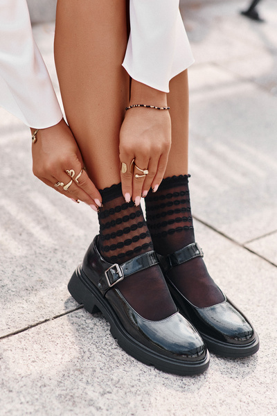 Półbuty Damskie Z Paskiem Lakierowane Vinceza 62179 Czarne