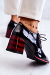 Lacquered shoes with a zipper in black and red Laurosa