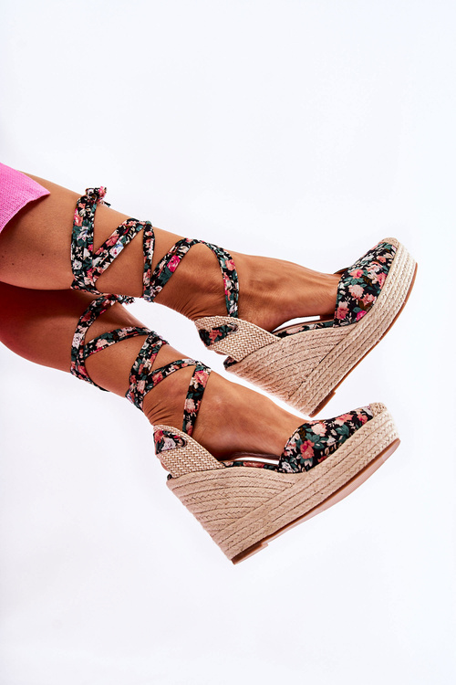 Fashionable Wedge Sandals Black Lamela