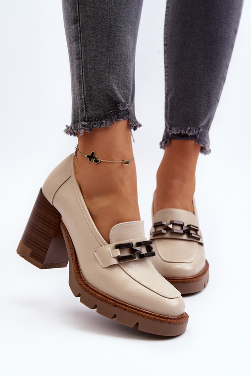 Pumps on a chunky heel with beige Oradna decoration