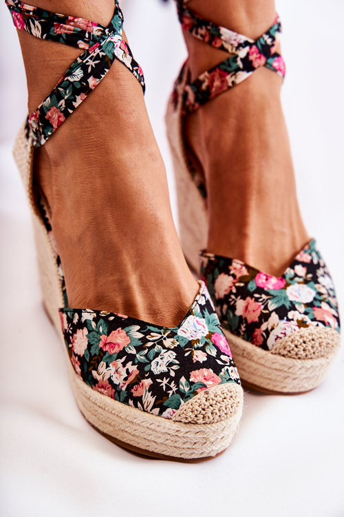 Fashionable Wedge Sandals Black Lamela