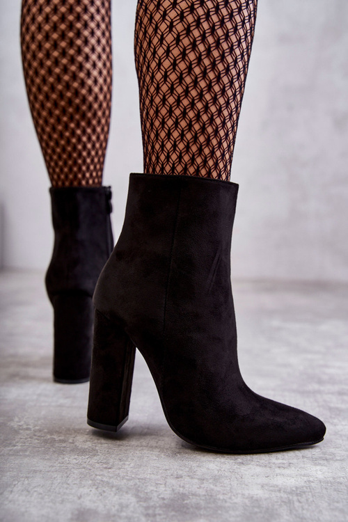 Elegant Suede Boots On a post black Ettany