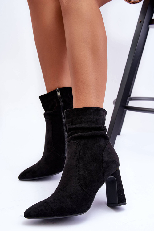 Suede Heels on a Stiletto Heel Black Mellamene