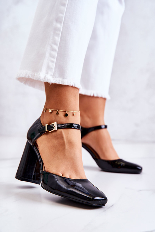 Fashionable Lacquered Pumps On A Bar Black Maoris